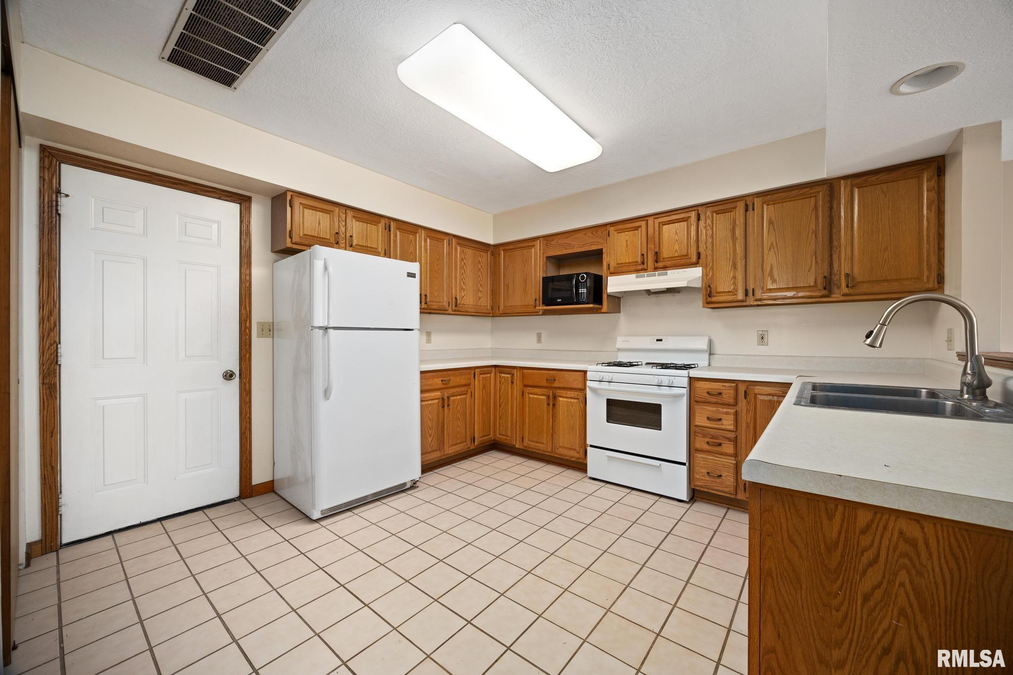 1101 Eisenhower Drive, Unit B Pekin, IL 61554 - Photo 11 of 26