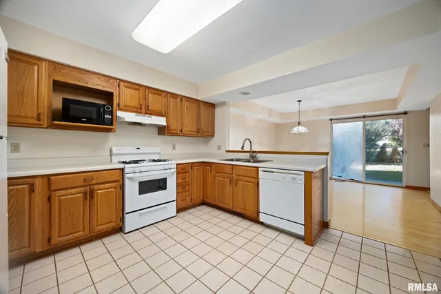 $165,900 | 1101 Eisenhower Drive, Unit B, Pekin, IL 61554