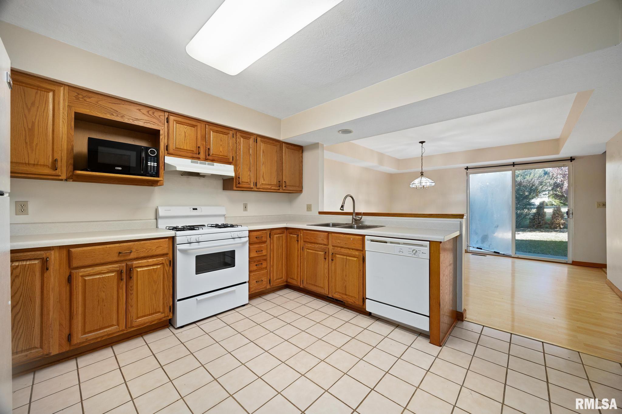 1101 Eisenhower Drive, Unit B Pekin, IL 61554 - Photo 12 of 26