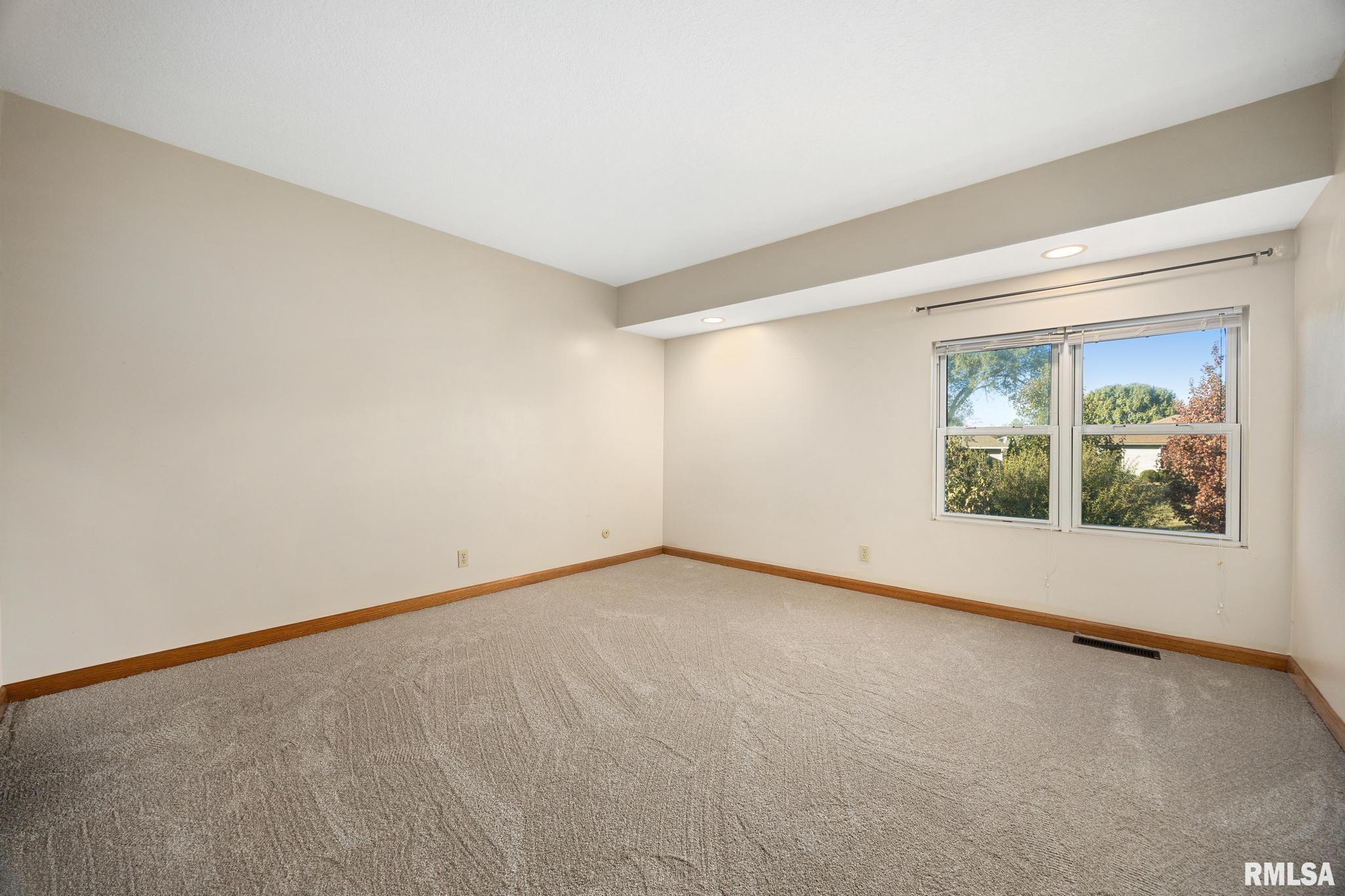 1101 Eisenhower Drive, Unit B Pekin, IL 61554 - Photo 17 of 26