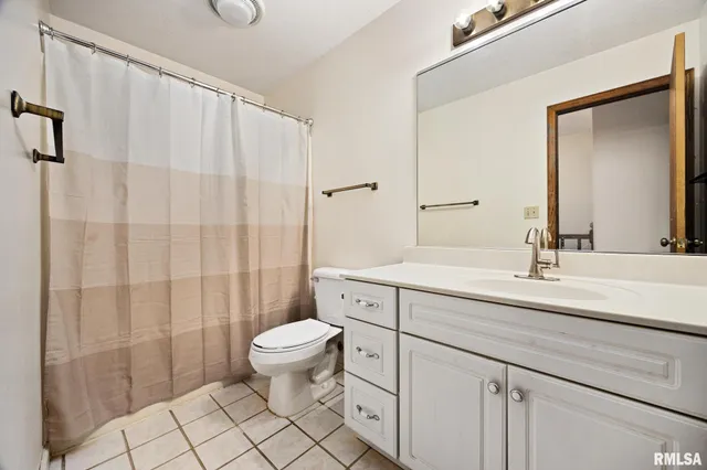 $165,900 | 1101 Eisenhower Drive, Unit B, Pekin, IL 61554