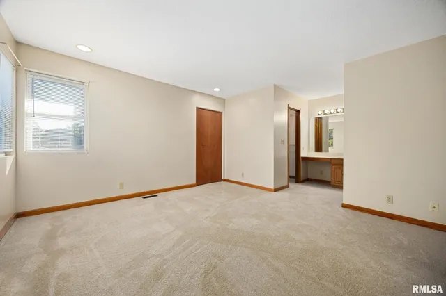 $165,900 | 1101 Eisenhower Drive, Unit B, Pekin, IL 61554