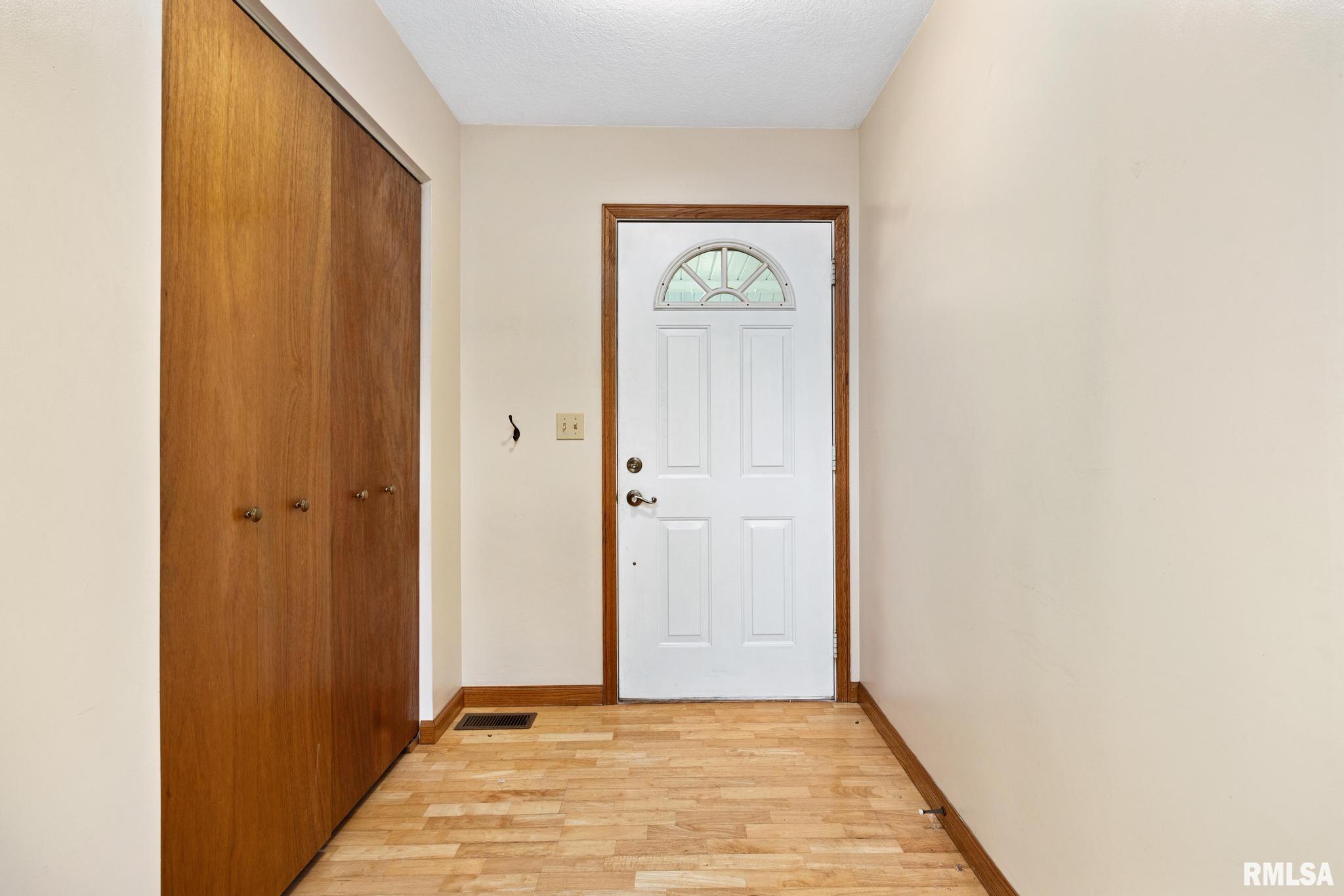 1101 Eisenhower Drive, Unit B Pekin, IL 61554 - Photo 4 of 26