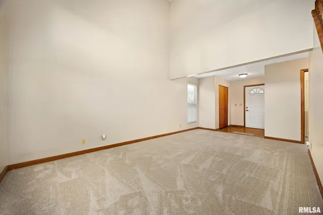 $165,900 | 1101 Eisenhower Drive, Unit B, Pekin, IL 61554