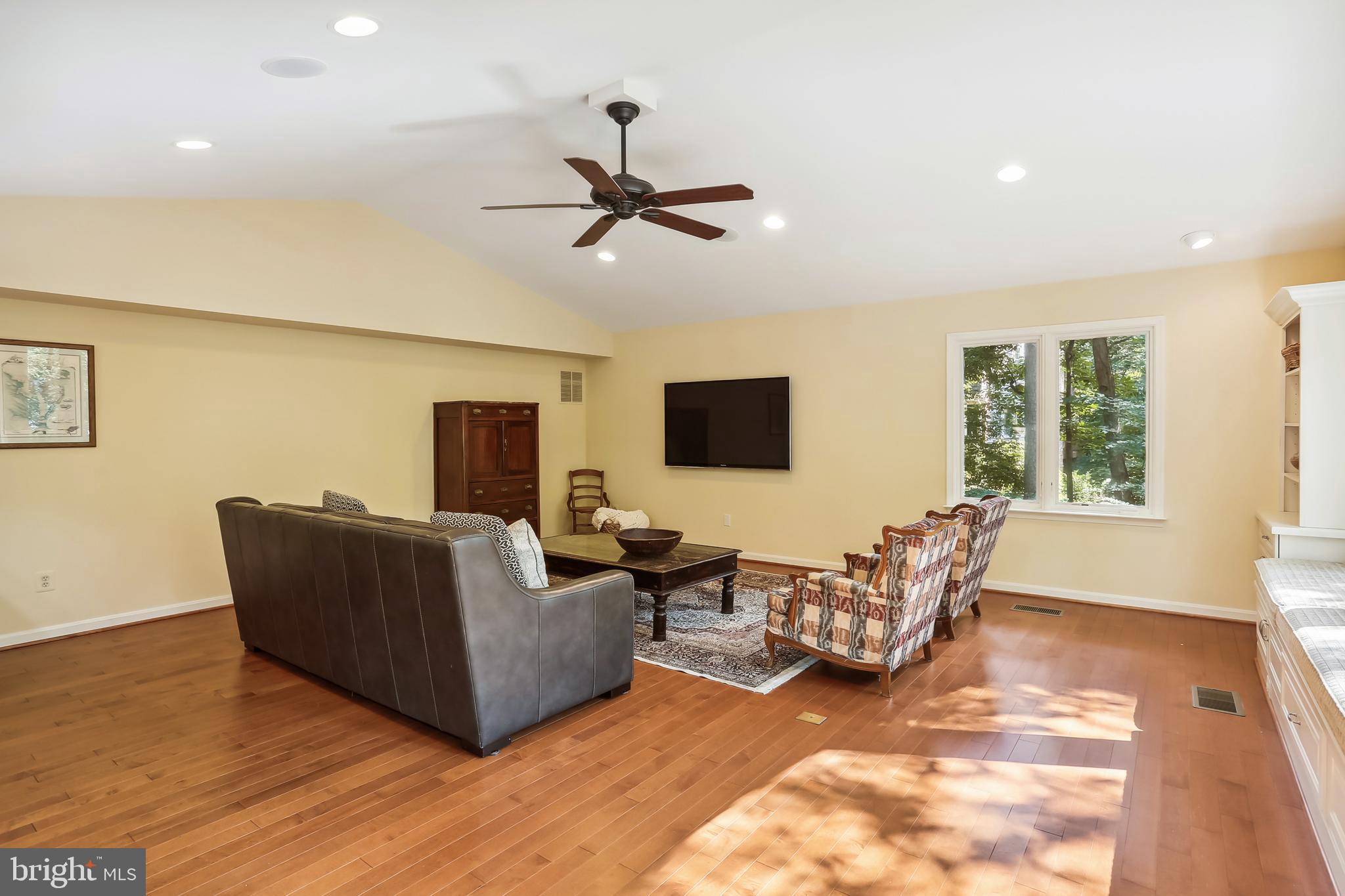 10737 Midsummer Drive Reston, VA 20191 - Photo 33 of 87 Great room
