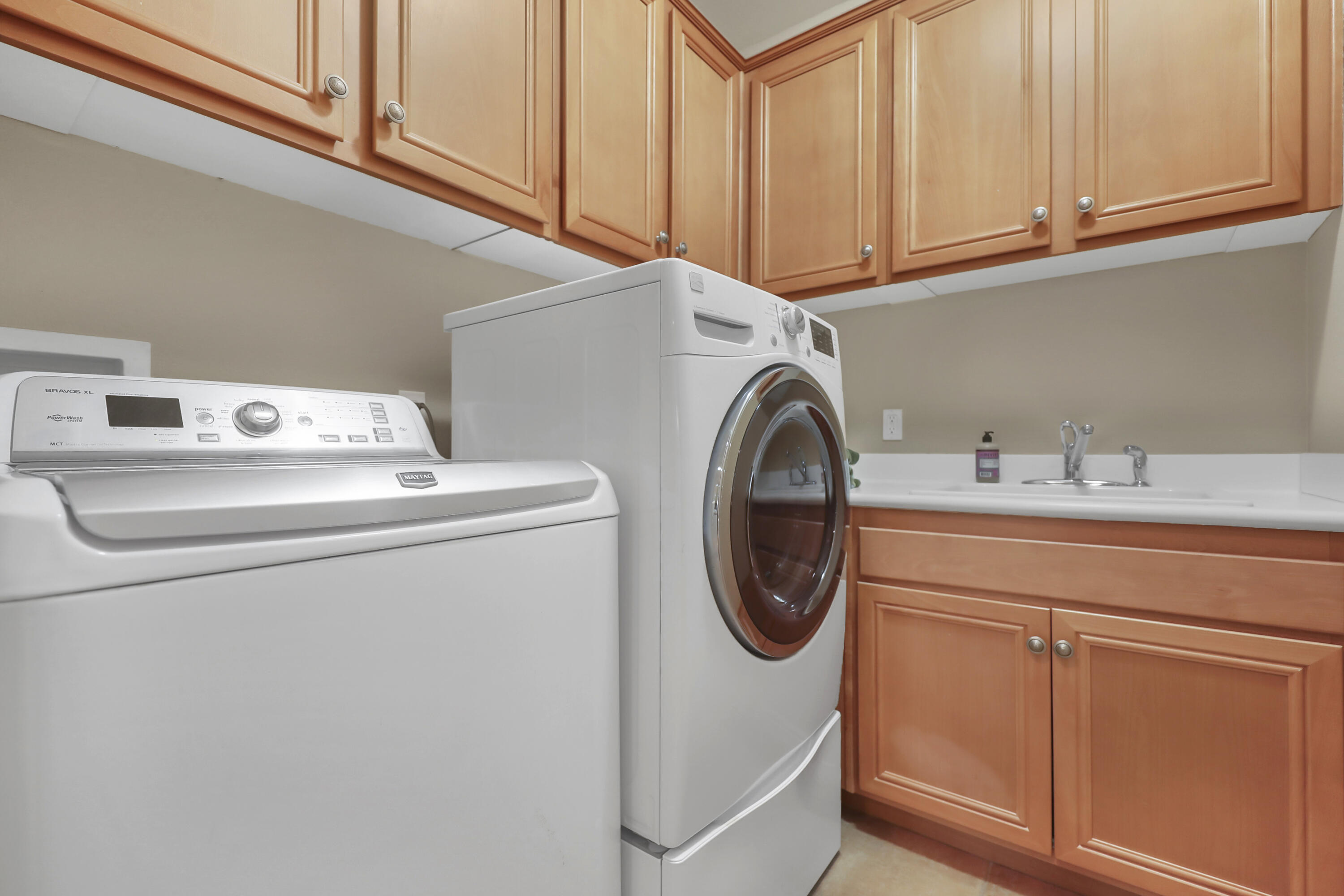 3 Clear Lake Drive Rancho Mirage, CA 92270 - Photo 16 of 47 Laundry room