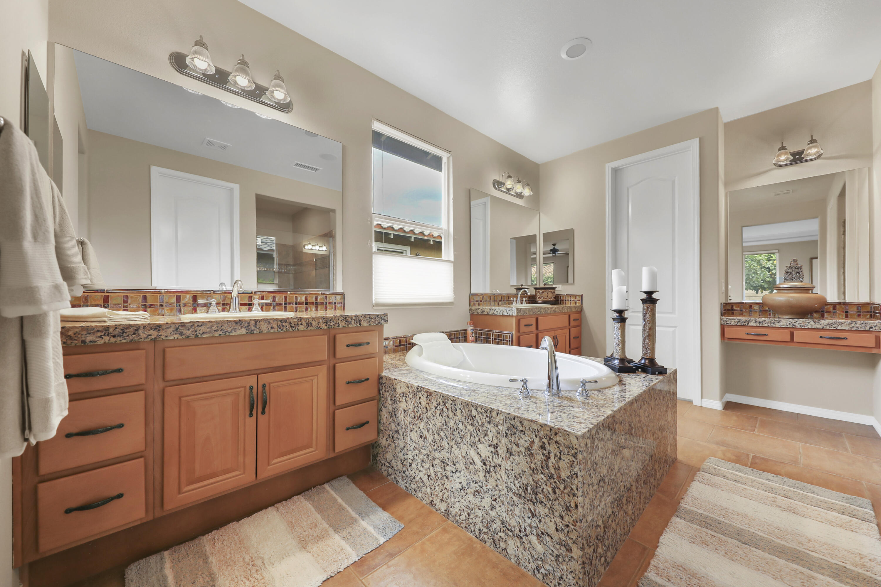 3 Clear Lake Drive Rancho Mirage, CA 92270 - Photo 21 of 47 Primary bathroom