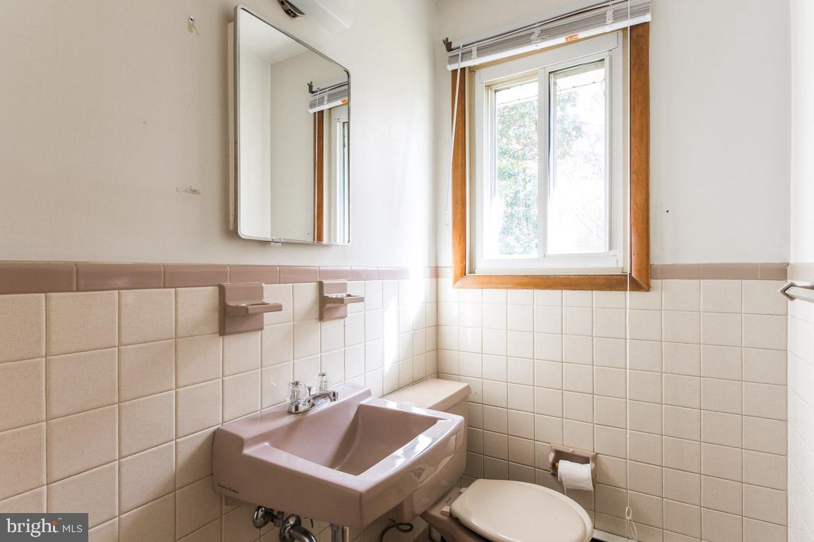 109 Dominoe Road Annapolis, MD 21401 - Photo 8 of 27 Half Bath off Kitchen