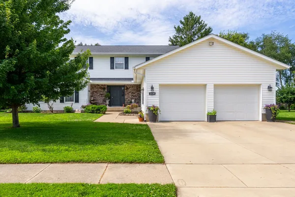 $409,900 | 1139 Brookview Drive, De Witt, IA 52742
