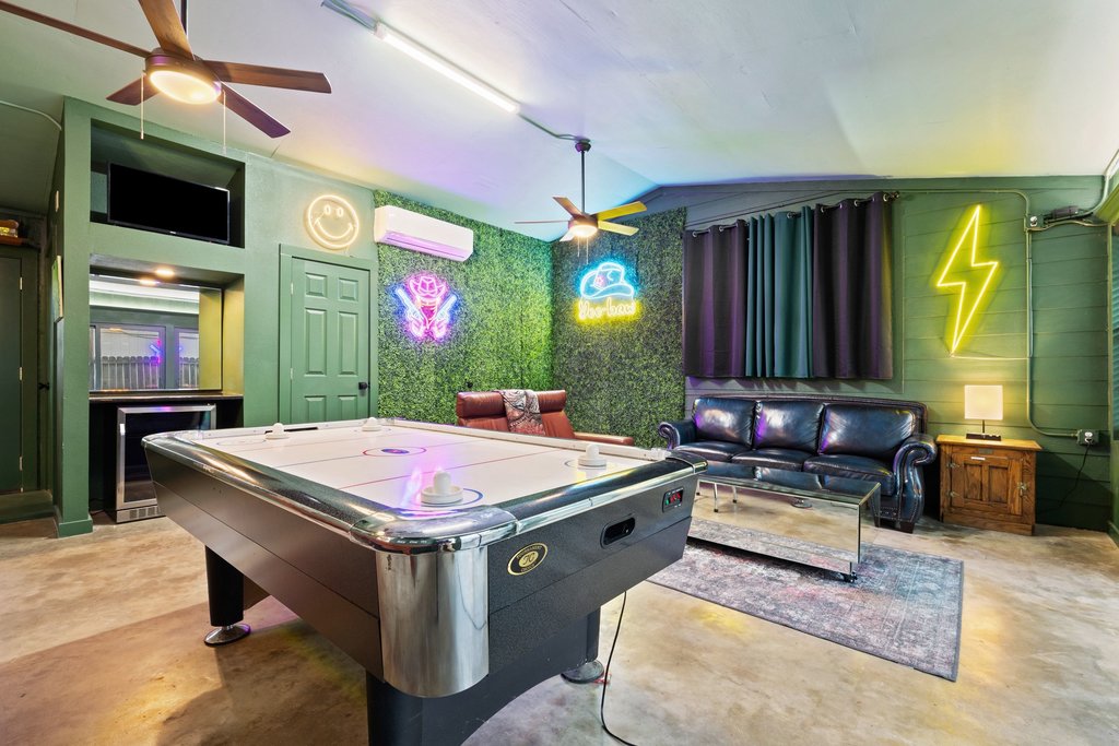 1300 Haskell Street Austin, TX 78702 - Photo 18 of 32 Shared media room with bar area & full bathroom