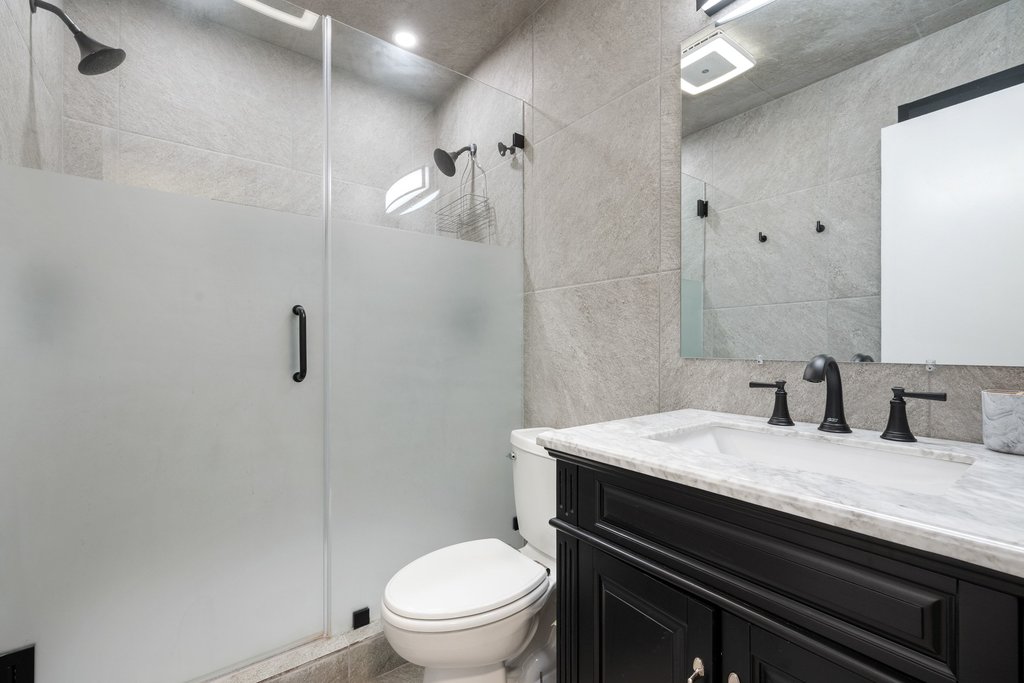1300 Haskell Street Austin, TX 78702 - Photo 32 of 32 Shared bathroom duplex 2