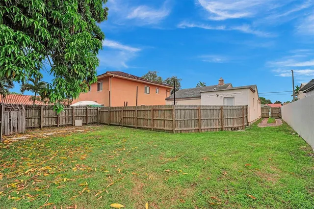 a view of a backyard