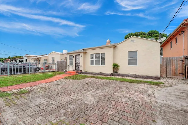 a view of a house with backyard and porch