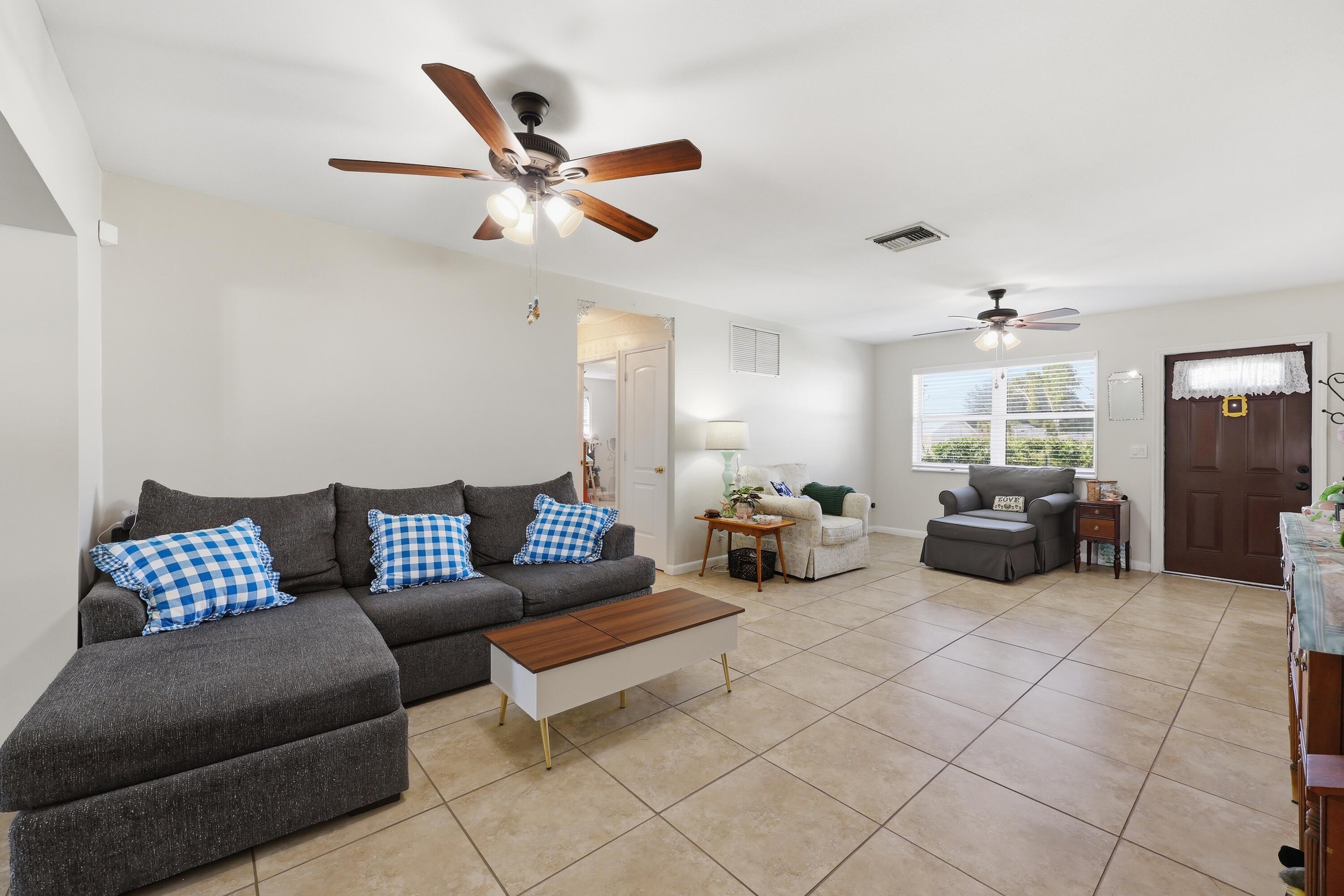 305 Circle East Jupiter, FL 33458 - Photo 3 of 36 Living Room