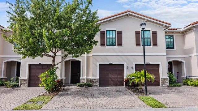 $445,000 | 4407 Hemlock Street, Palm Beach Gardens, FL 33410