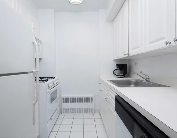 $4,395 | 230 West 55th Street, Unit 7G | Theater District
