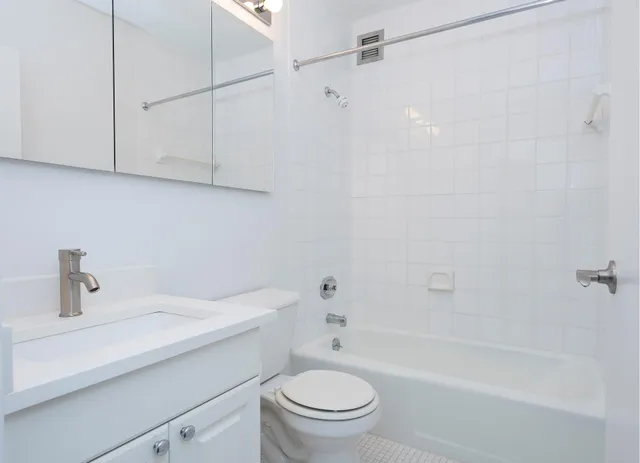 $4,395 | 230 West 55th Street, Unit 7G | Theater District