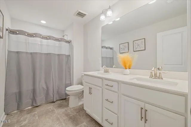 a view of an house with backyard and garden