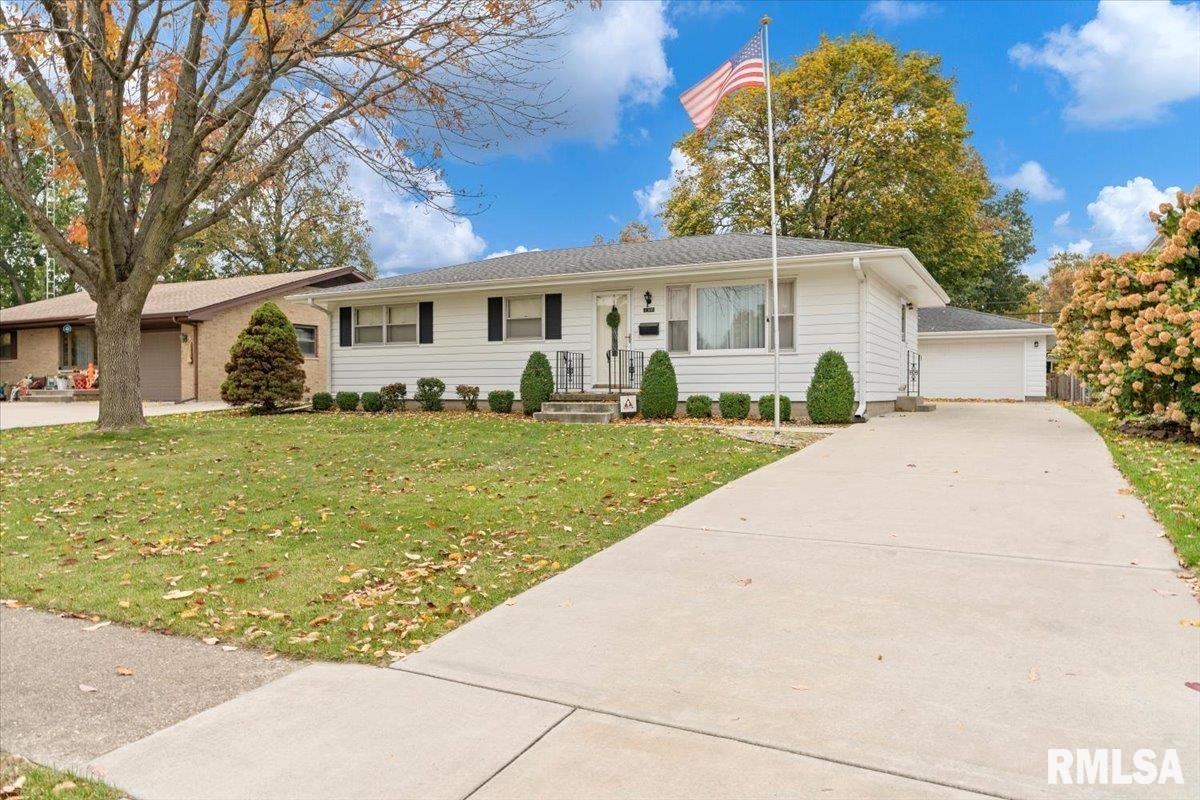 2300 Blackhawk Road Springfield, IL 62702 - Photo 1 of 40