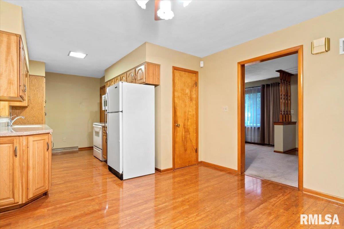 2300 Blackhawk Road Springfield, IL 62702 - Photo 8 of 40
