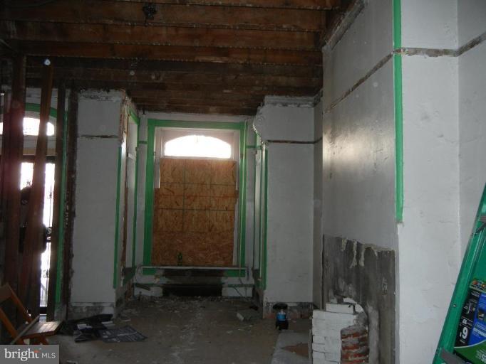 729 6th Street Northeast Washington, DC 20002 - Photo 7 of 28 Living Room
