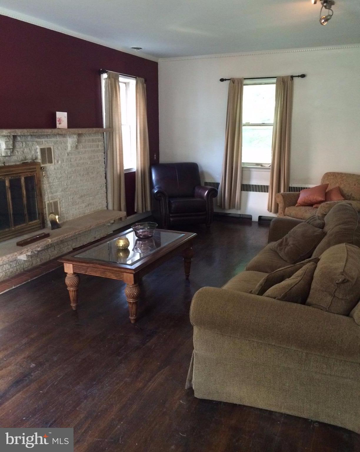 3403 Pinkney Road Baltimore, MD 21215 - Photo 4 of 20 Living Room