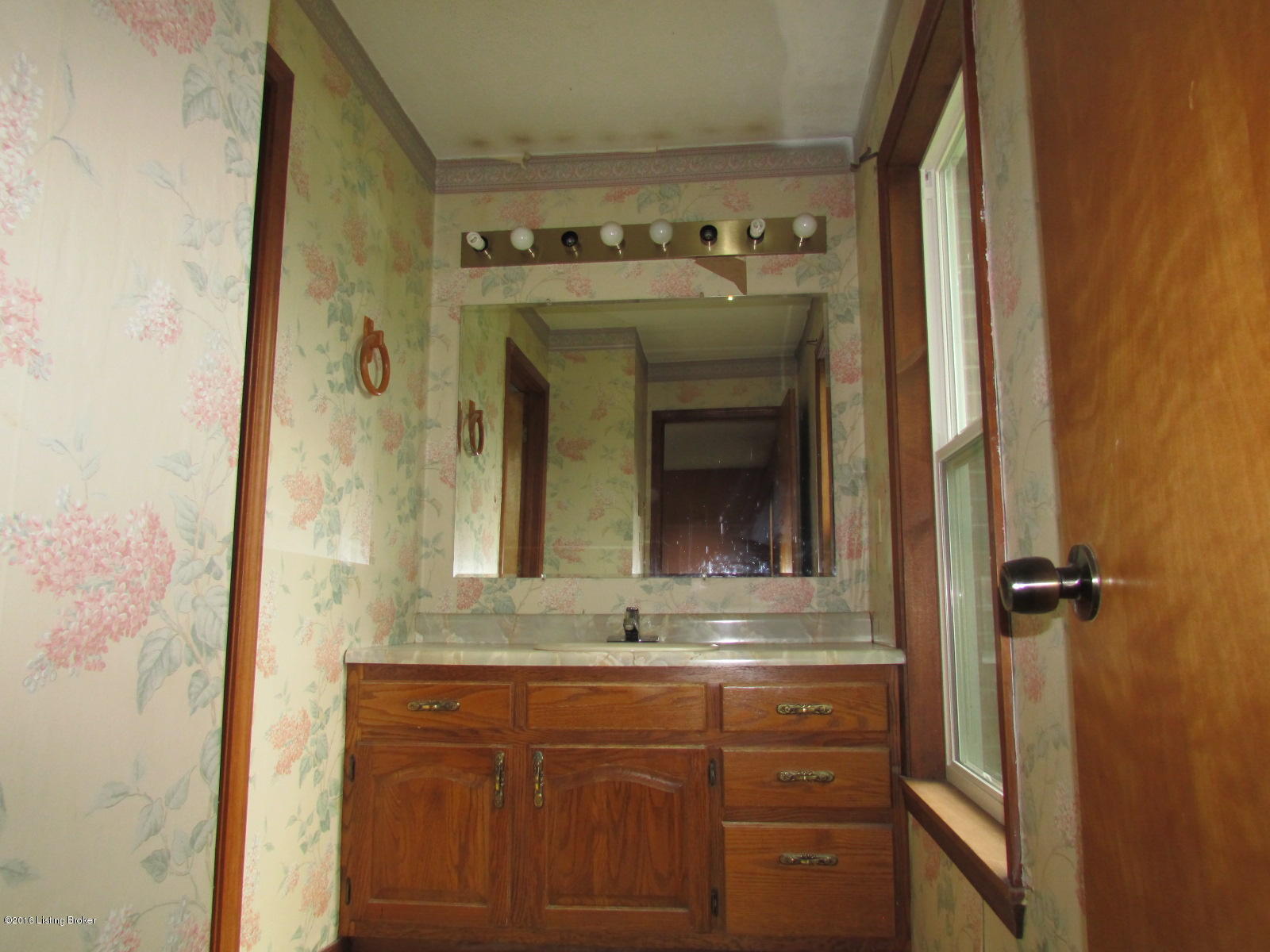 1515 Howevalley Road Cecilia, KY 42724 - Photo 5 of 17 Bathroom 2