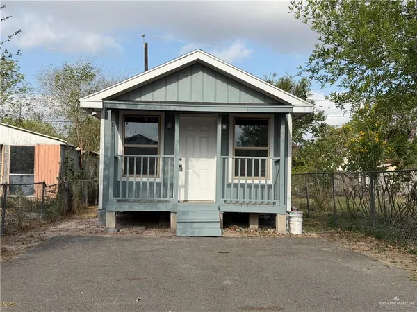 $950 | 811 Carlson Street, Edcouch, TX 78538