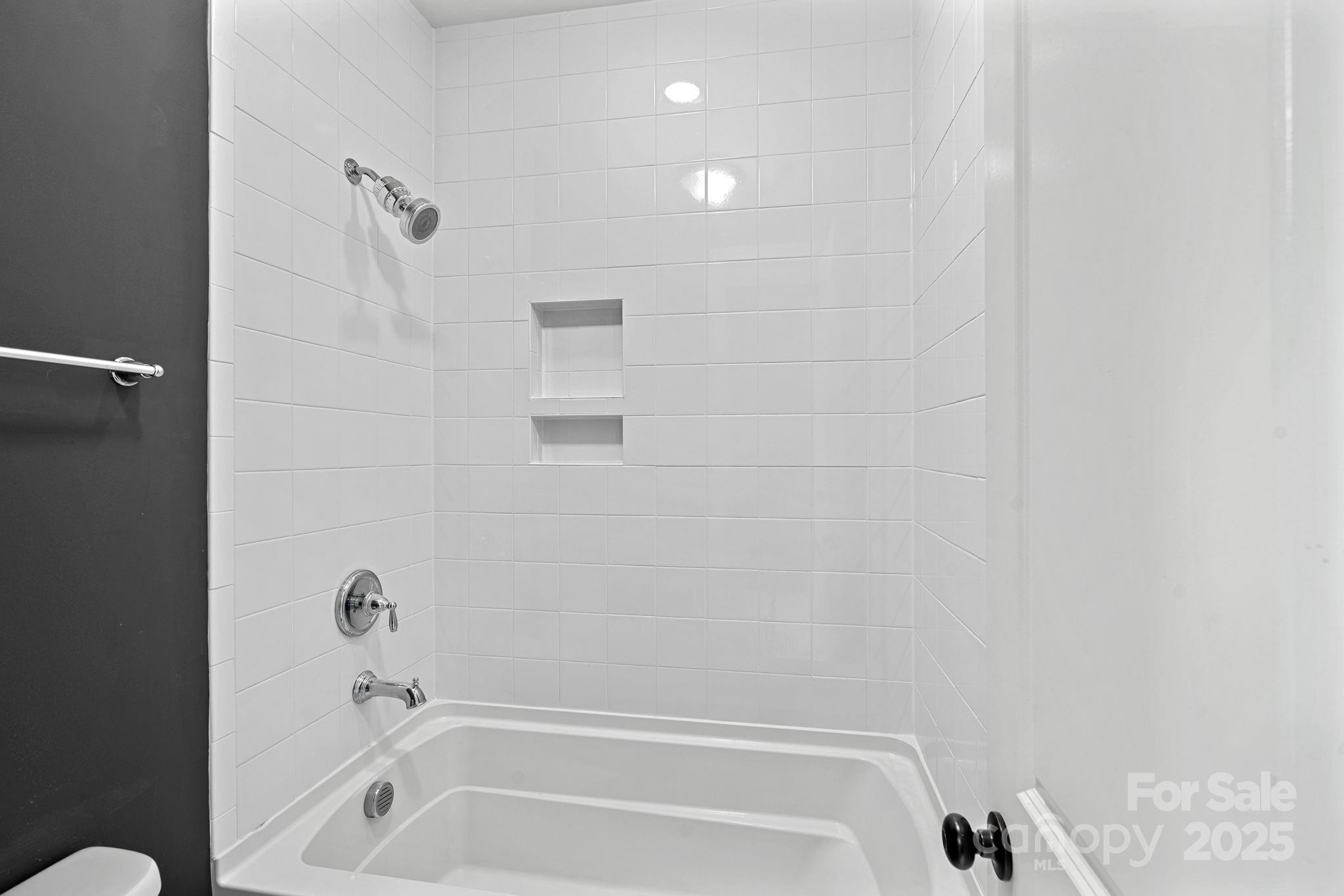 16909 Setter Point Lane Davidson, NC 28036 - Photo 27 of 45 a bathroom with a tub