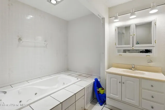 $1,750,000 | 291 Comeback Bay Lane, Sagle, ID 83860