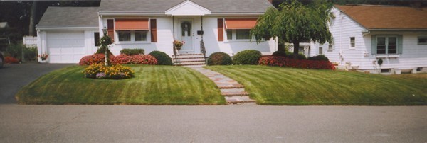 74 Robin Hood Road Stoneham, MA 02180 - Photo 3 of 26 Gallery Image 3
