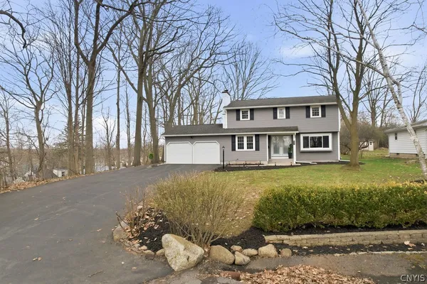 $374,900 | 211 Oakridge Terrace, Salina, NY 13088