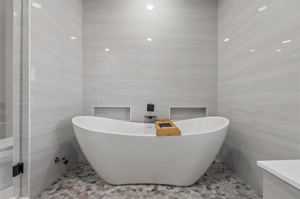 388 Fern Valley Road Waco, TX 76708 - Photo 23 of 40 Gorgeous Bathing Area