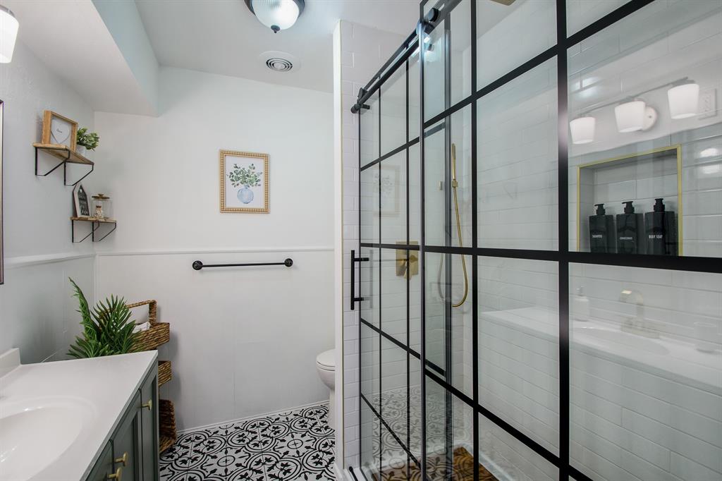 2404 Crestview Circle Irving, TX 75062 - Photo 25 of 39 a view of entryway