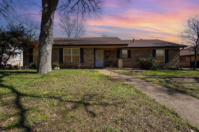 a view of a house with a yard