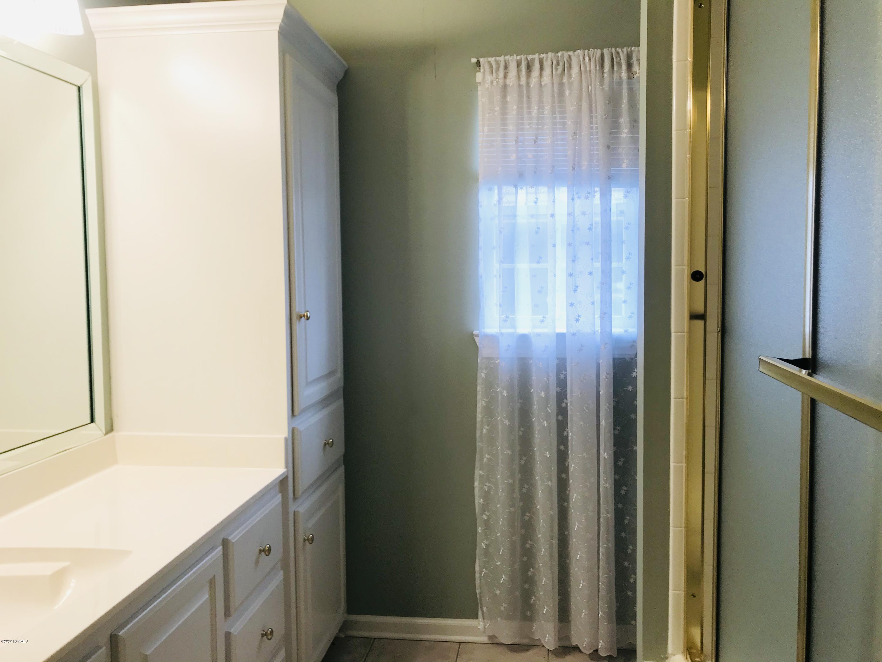 304 Bonin Road Lafayette, LA 70508 - Photo 13 of 23 Guest Bath