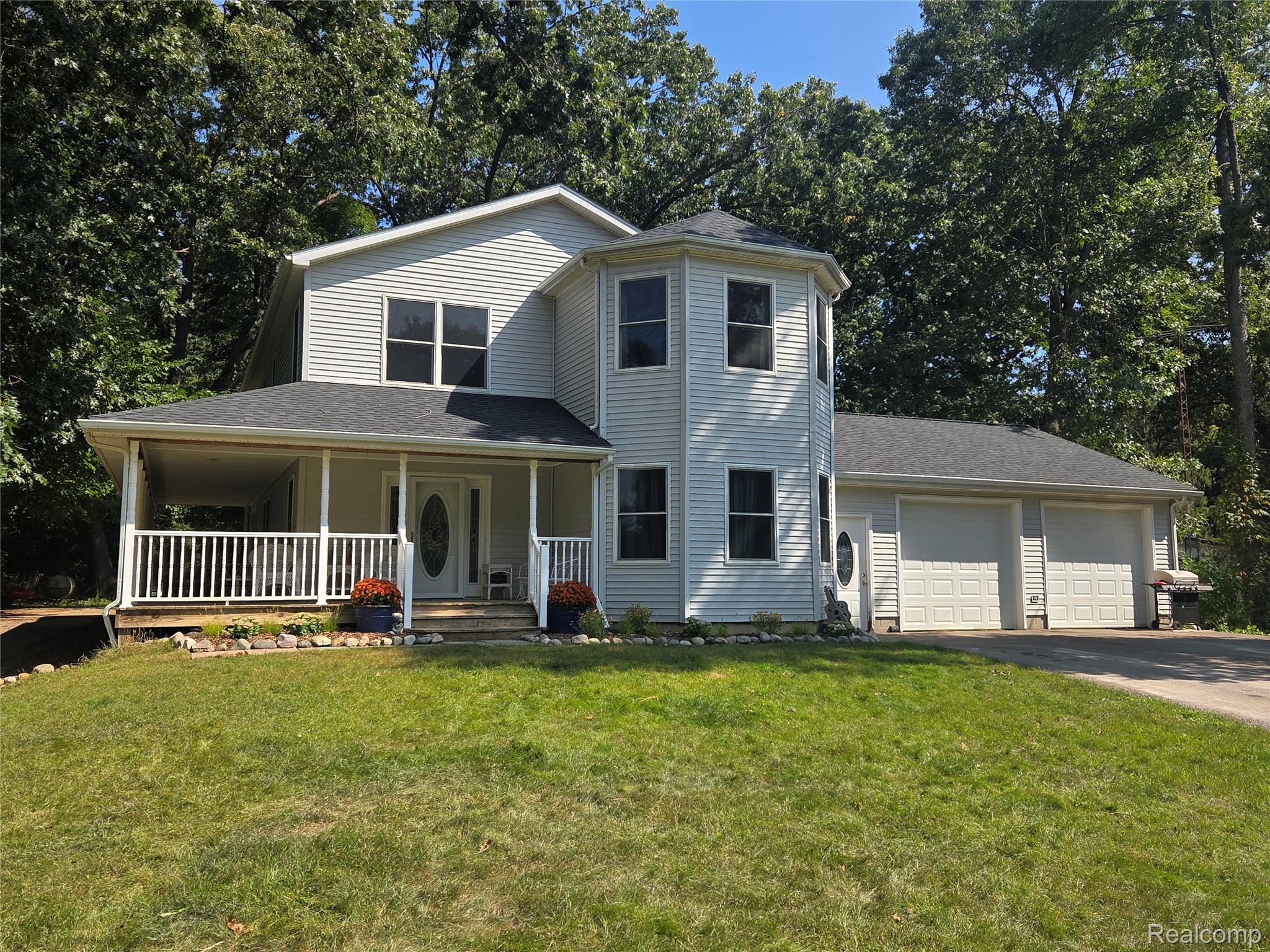 7507 Pingree Road Pinckney, MI 48169 - Photo 1 of 33 Front of house in summer