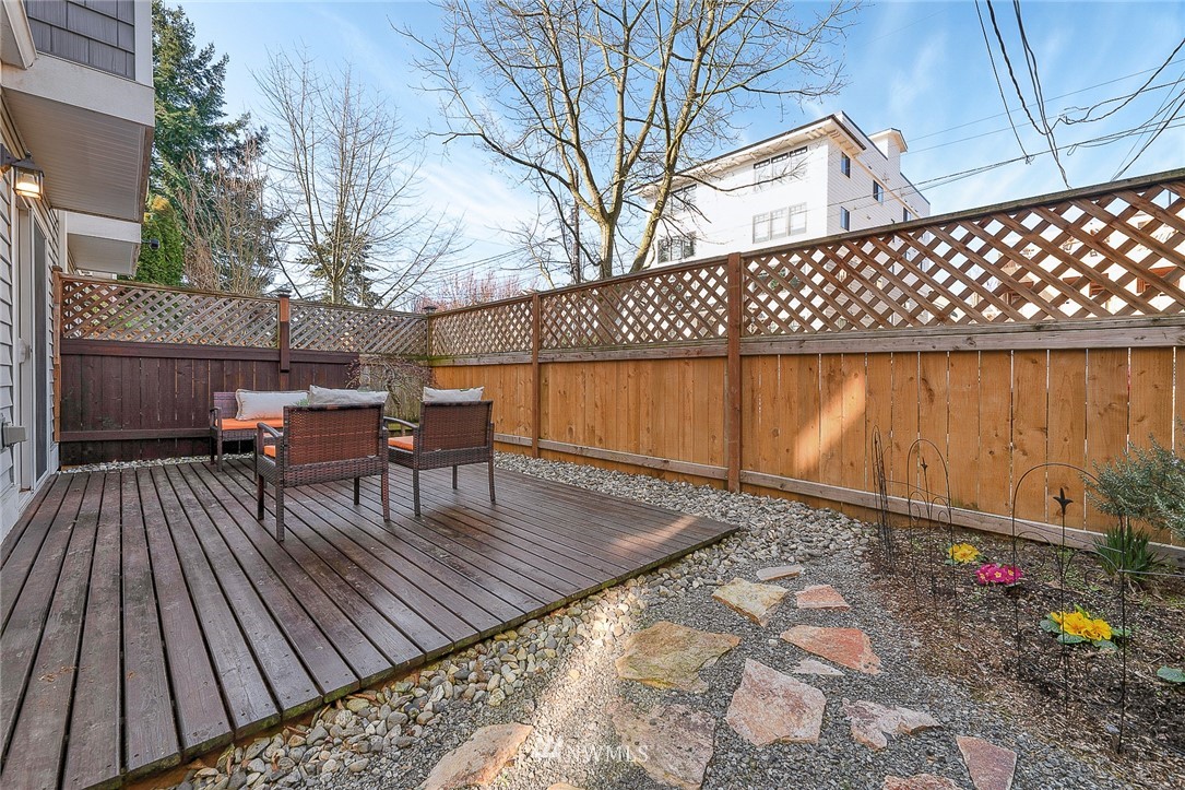 8542 B Midvale Avenue North Seattle, WA 98103 - Photo 28 of 31 a outdoor view with a sitting space