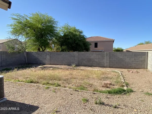 a view of a backyard