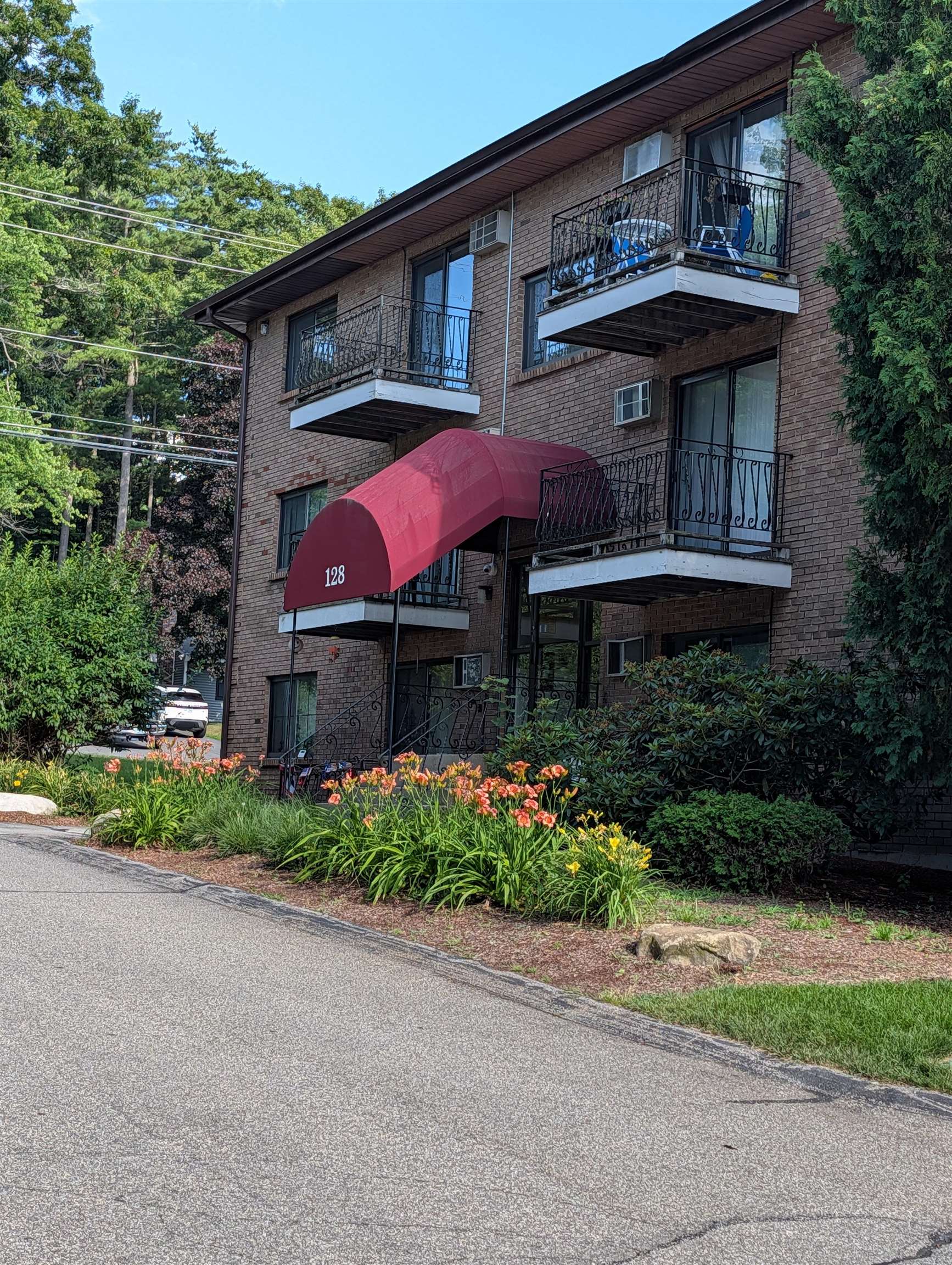128 Mammoth Road, Unit U: 3 Hooksett, NH 03106 - Photo 1 of 18