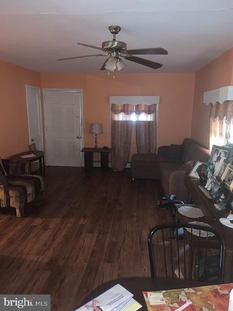148 Winder Road New Castle, DE 19720 - Photo 4 of 15 Living Room