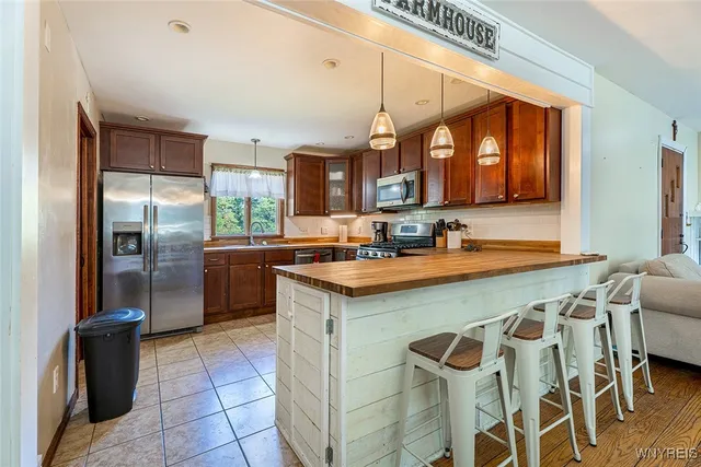 $575,000 | 994 Grover Road, East Aurora, NY 14052