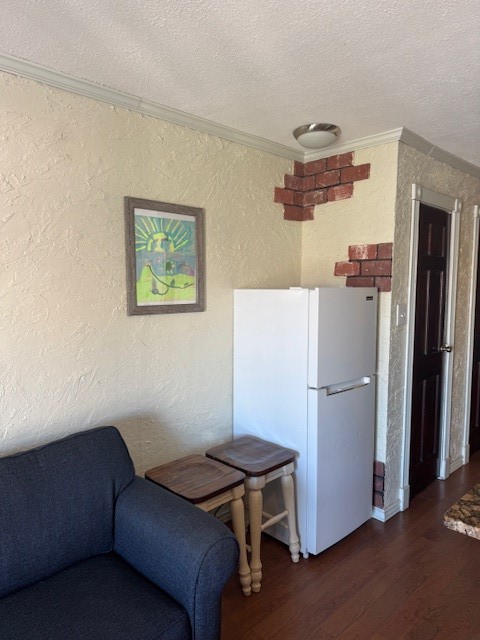 3938 Surfside Boulevard, Unit 1339 Corpus Christi, TX 78402 - Photo 7 of 13 a room with furniture and a refrigerator