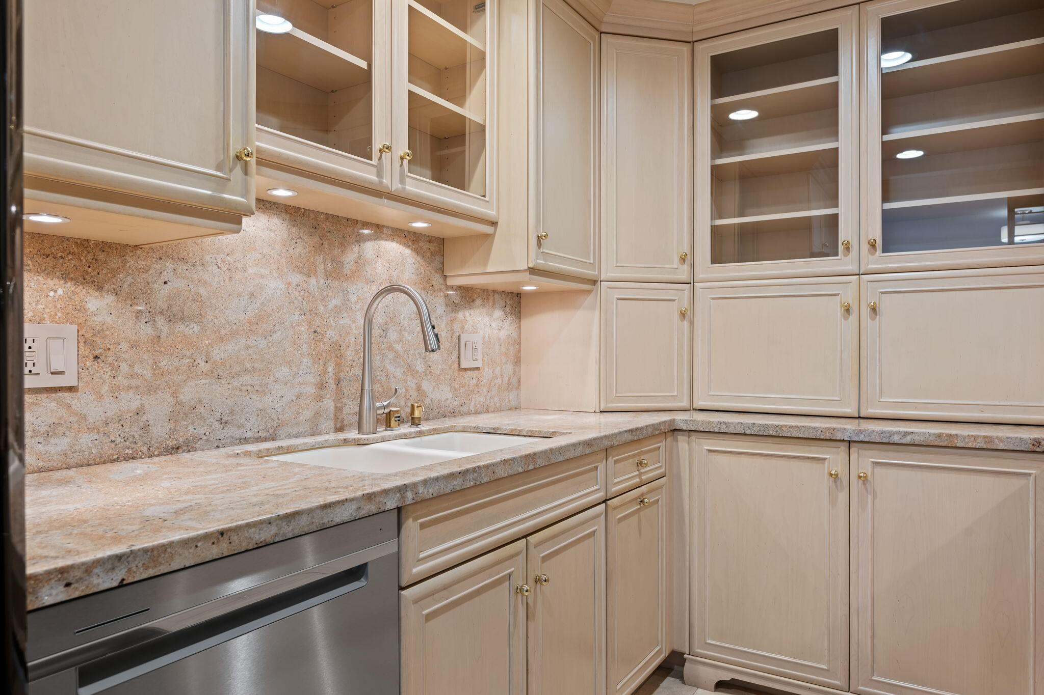 1034 Fairway Road Montecito, CA 93108 - Photo 15 of 31 15-Kitchen
