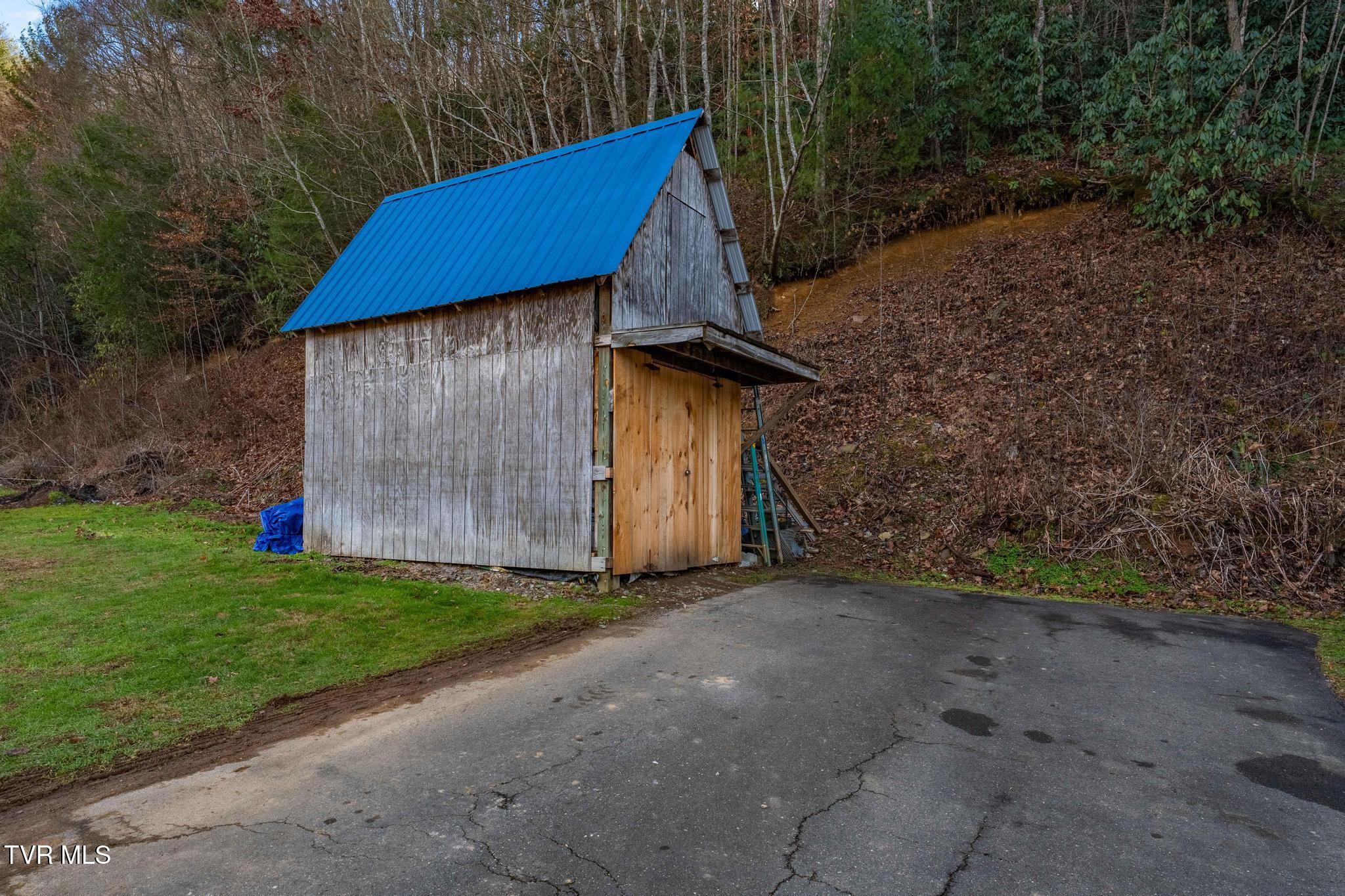 542 Copley Branch Road Butler, TN 37640 - Photo 9 of 47 542 Copley Branch Road (9 of 48)