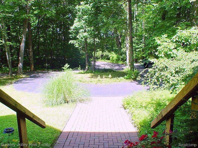 10202 Hyne Road Brighton, MI 48114 - Photo 15 of 21 Front Entrance View