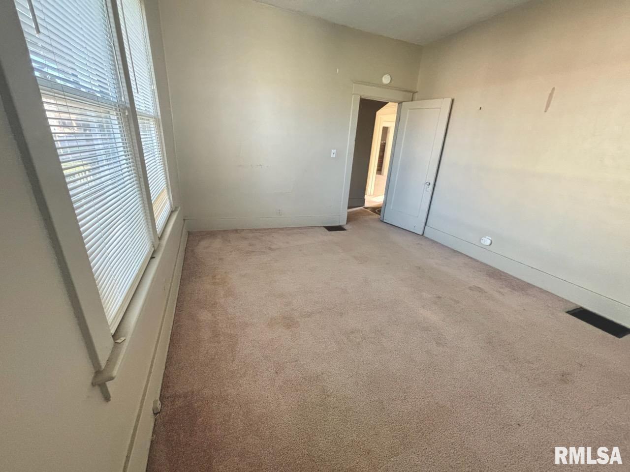310 West Walnut Street Carbondale, IL 62901 - Photo 9 of 12 an empty room with windows