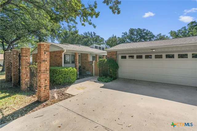 a view of a house with a backyard