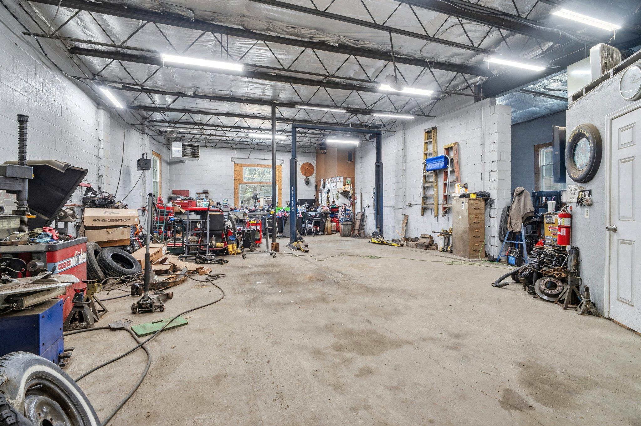 16700 Frederick Road Mount Airy, MD 21771 - Photo 41 of 45 16708 Frederick - Auto Repair Shop