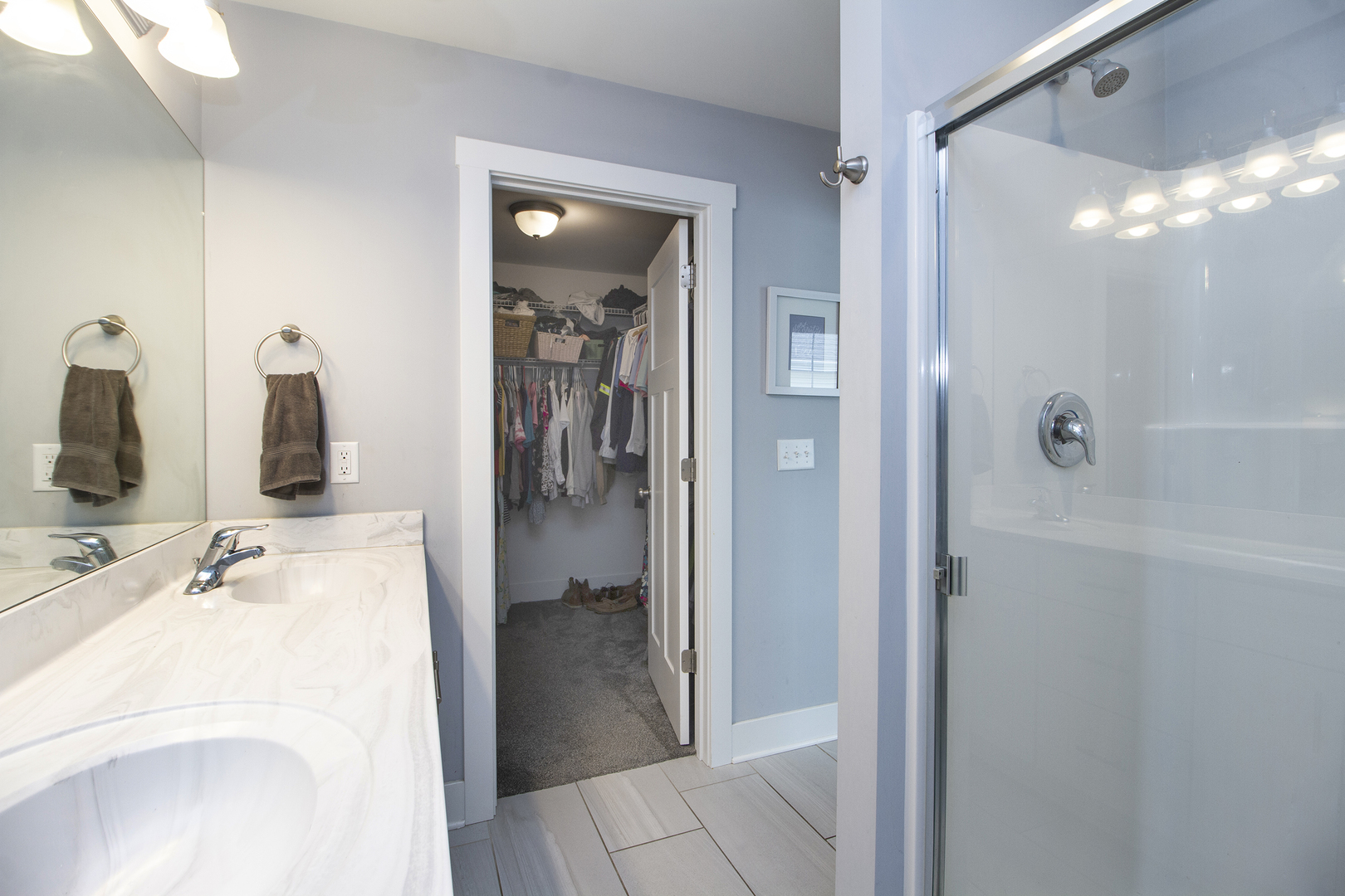 6104 Park View Drive Bourbonnais, IL 60914 - Photo 17 of 31 a en suite bathroom with a sink shower and mirror